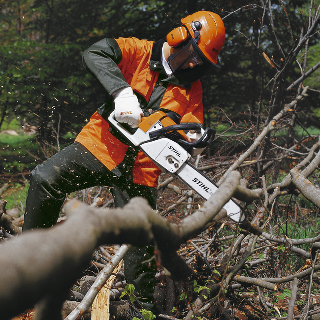 Спил кустарников бензопилой на участке